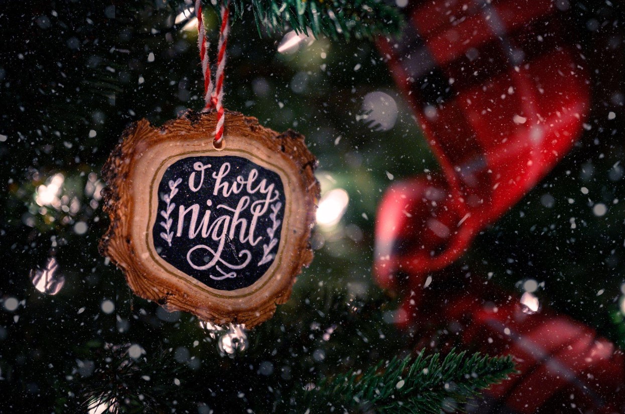 The Magic of Christmas Ornaments for Your Pre-Lit Tree
